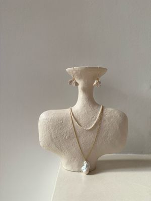 minimalist pearl necklace