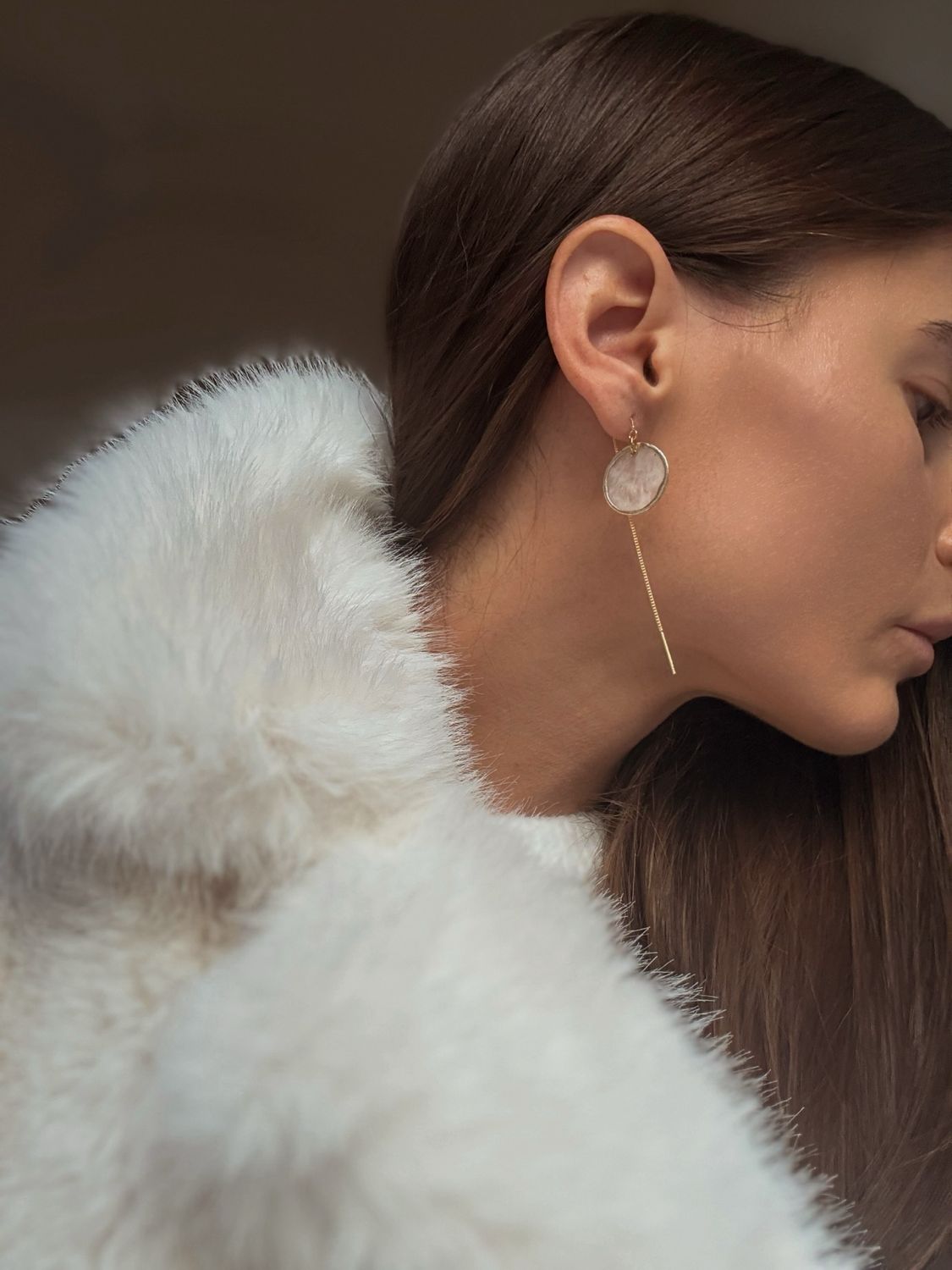 atelier | moon naušnice s privjeskom od biserne školjke