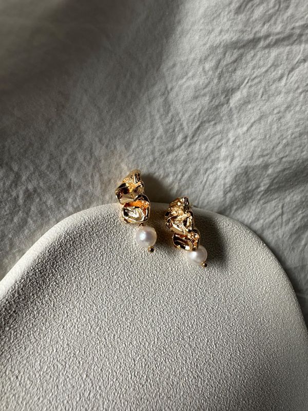 atelier | pillow pearl earrings 