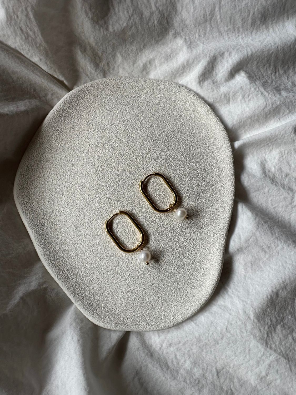 skinny u-shape pearl earrings