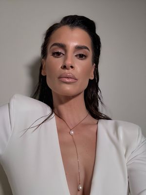 décolleté pearl necklace