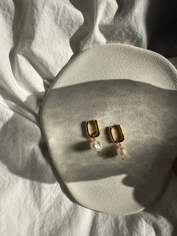 emily pearl earrings