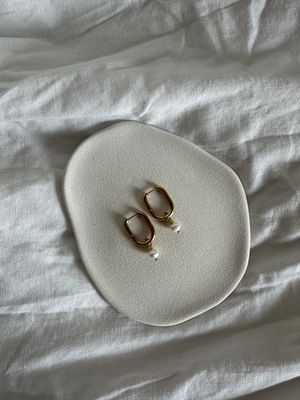 u-shape pearl earrings