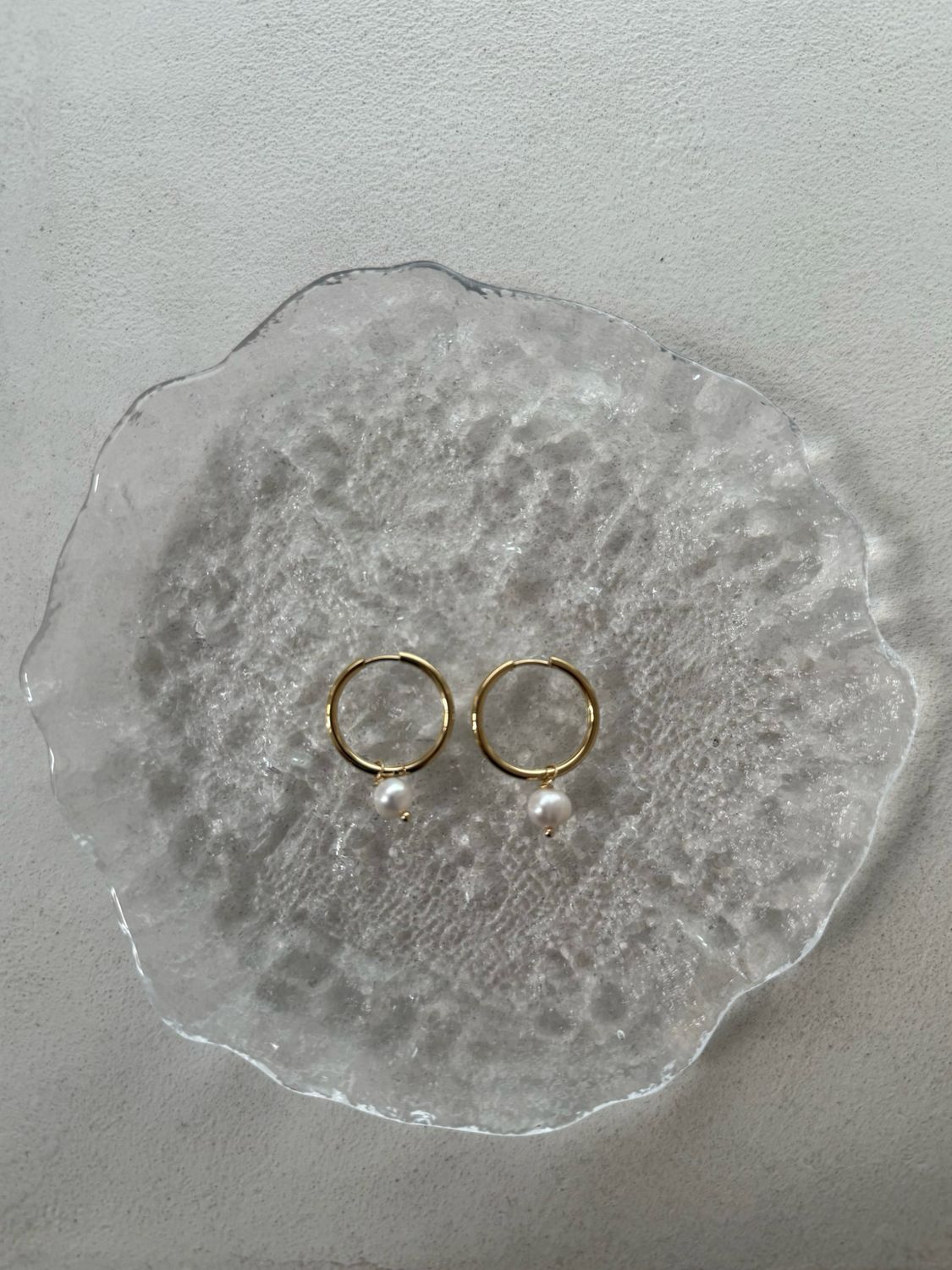 round pearl earrings