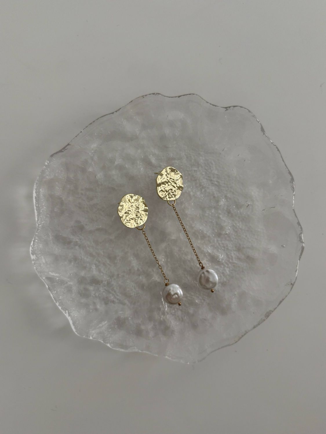 medallion pendant pearl earrings