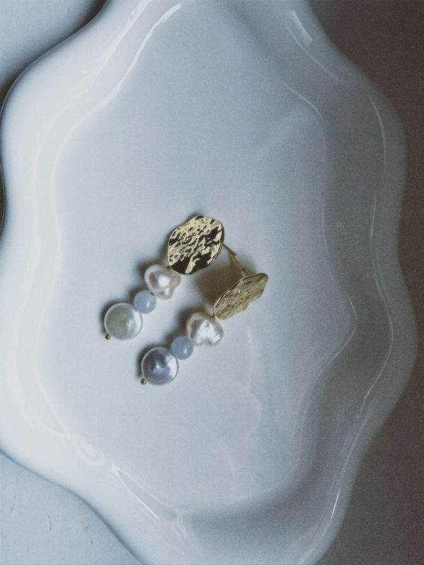 medallion pearl / azur stone earrings medallion pearl / azur stone earrings