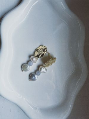 medallion pearl / azur stone earrings medallion pearl / azur stone earrings