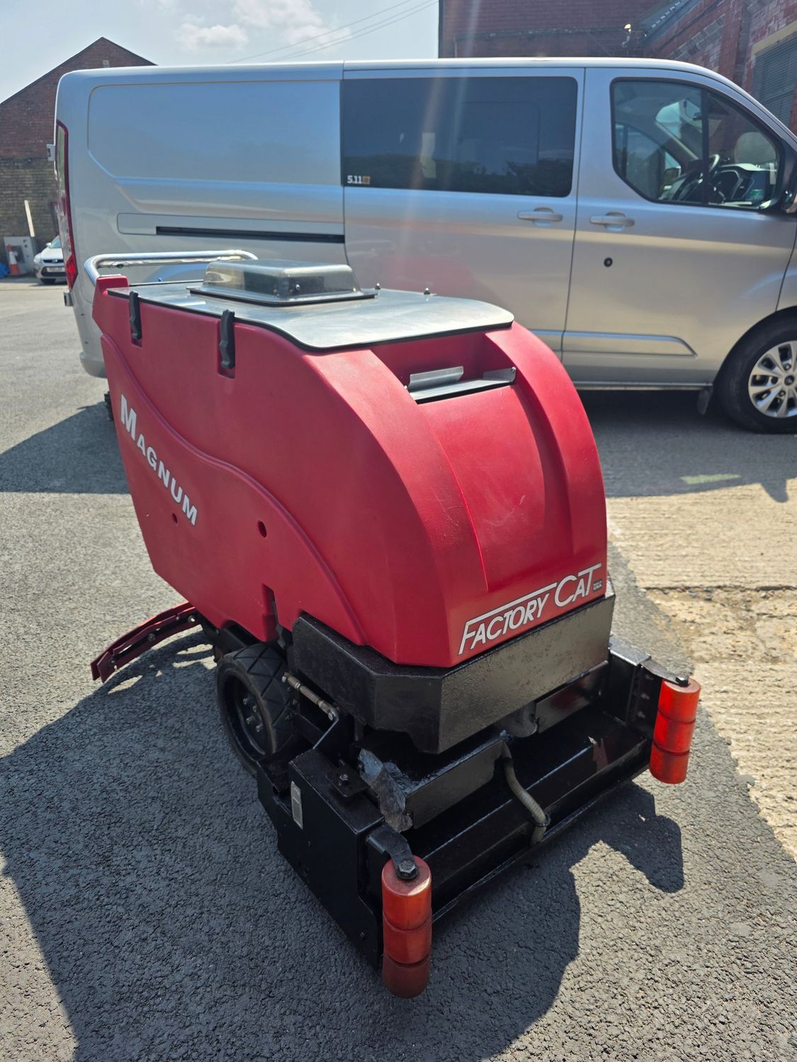 TomCat Magnum 30-C Cylindrical Scrubber Dryer