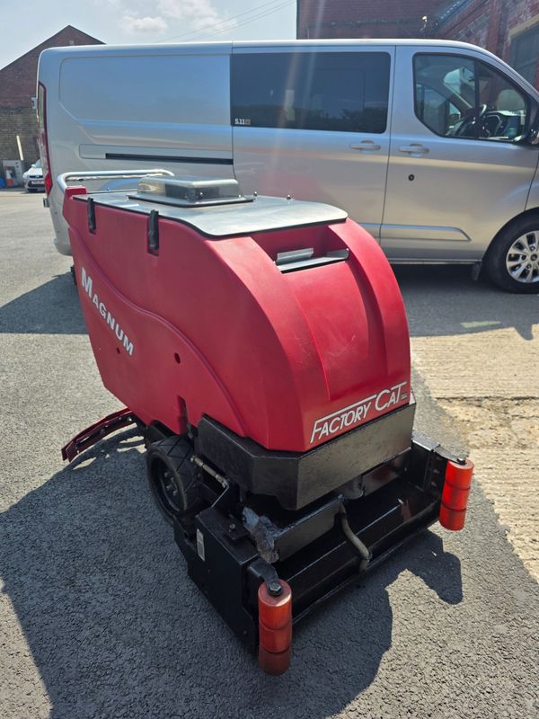 TomCat Magnum 30-C Cylindrical Scrubber Dryer
