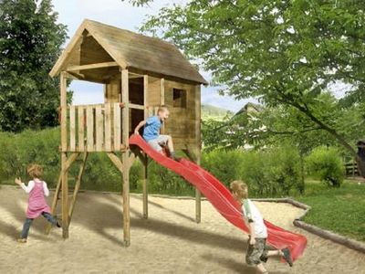 Weka Tabaluga 375 x 235cm  Kinderstelzenhaus 815, mit Wellenwasserrutsche ca. 290 cm, Farbe rot