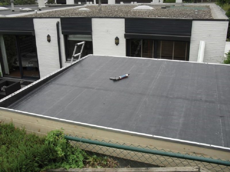 EPDM-Gummifolie auf Blockhüttendach (1,14 mm) nach Maß zugeschnitten geliefert, mit Kontaktkleber
