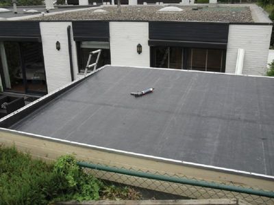 EPDM-Gummifolie auf Blockhüttendach (1,14 mm) nach Maß zugeschnitten geliefert, mit Kontaktkleber
