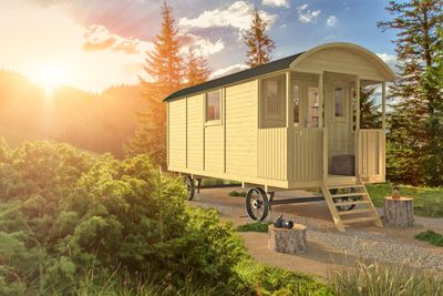 Gartenhaus Vorgefertigter Bauwagen Kathy Zirkuswagen mit VORDEREINGANG 19mm 500cm x 240cm