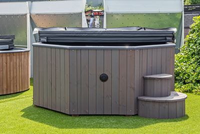 Outdoor Whirlpool Hottub Deluxe Octa für bis zu 10 Personen, mit Holzofen, LED und Stereo für Schweizer Klima geeignet