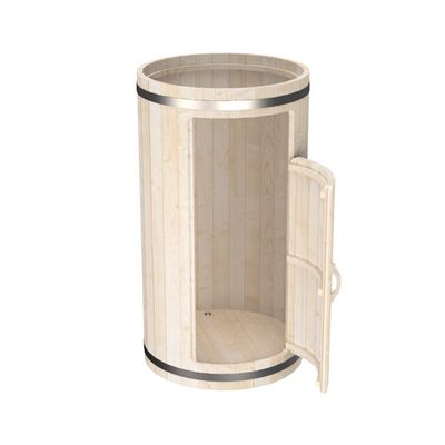 Seitliche Ansicht einer freistehenden Gartendusche aus Holz mit geöffneter Tür in der Schweiz