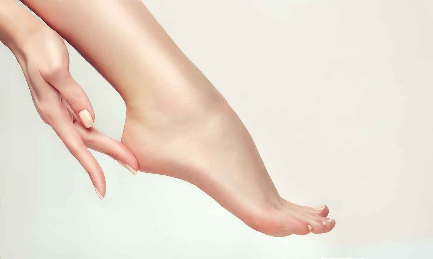 Soin des pieds anti callosités + pose de vernis semi-permanent - Disponible en duo