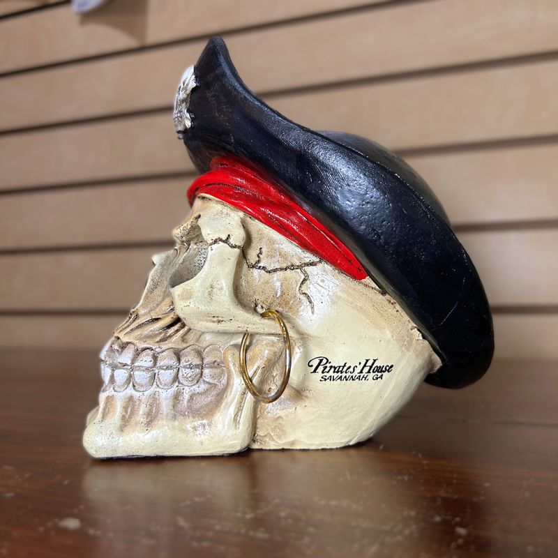 figurine-Pirate Skull with Hat 6&quot;
