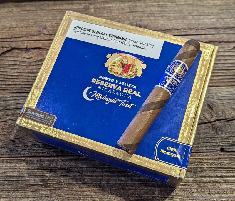 Romeo y Julieta Reserva Real Nicaragua Midnight Twist