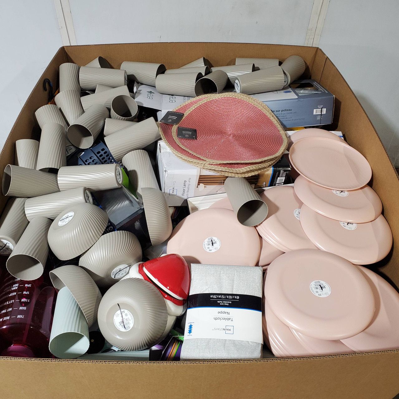 833 units of Home Products - MSRP $3,570 - Returns