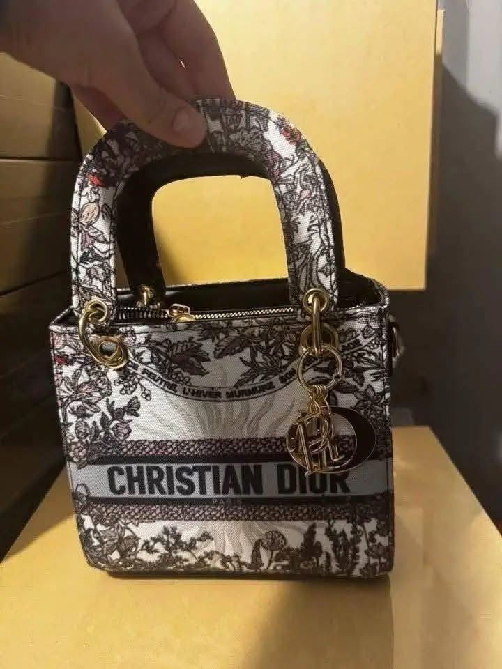 Top quality ladies bags pallets available