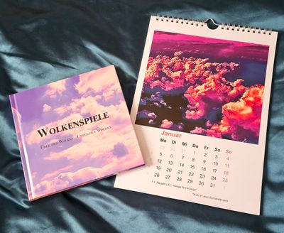 Bundle 2 'Wolken' Kalender A4 2026 'Wolkenträume' und Buch 'Wolkenspiele', dazu gratis ein Lesezeichen mit Gedichten Bundle 2 'Wolken' Kalender A4 2026 'Wolkenträume' und Buch 'Wolkenspiele', dazu gratis ein Lesezeichen mit Gedichten