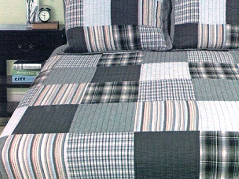 Checkmate Quilt/Shams, Queen (Peace)