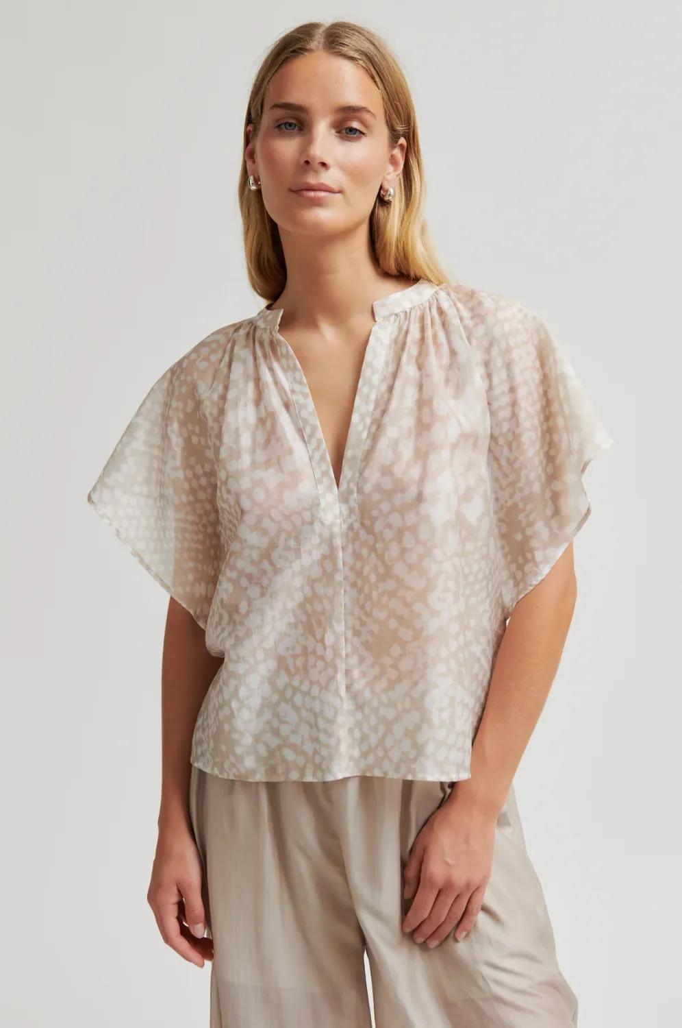 Shades Blouse - Plaza Taupe