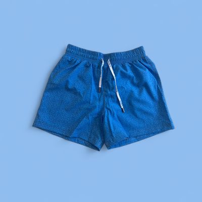 Short kids ondas tubarao azul claro