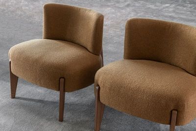 Stoelen en krukken