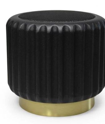 Dentelles, speaker, volledig zwart