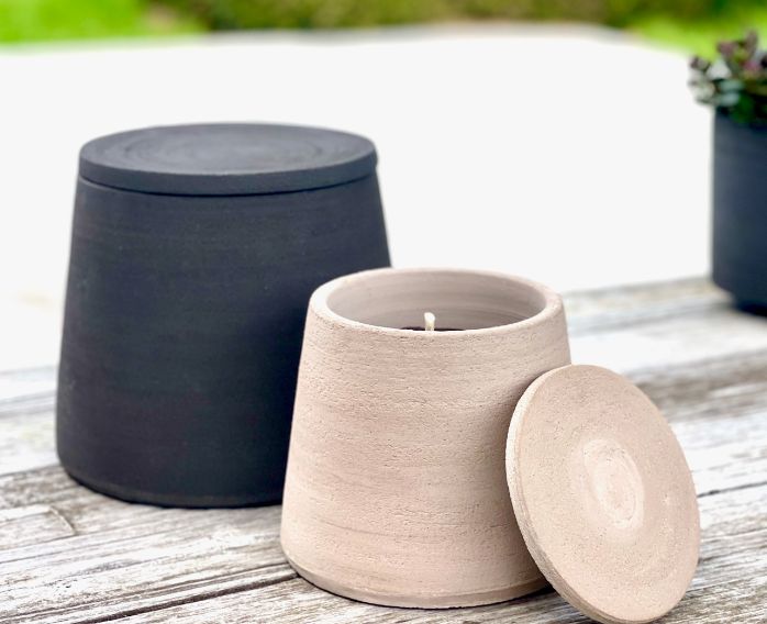 Buitenkaars Terracotta zwart, conisch met deksel, D16X15, geur rozemarijn