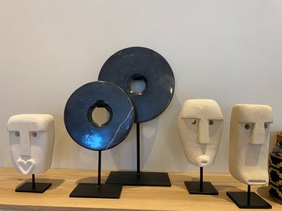 OUTLET_Marmerschijf op voet, Zwart , Medium