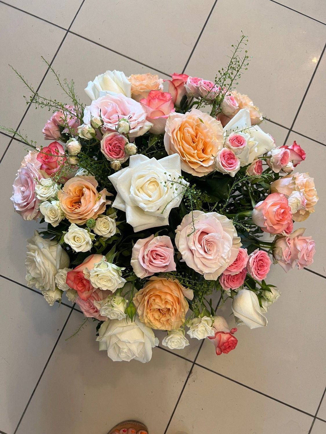 COMPOSITION ROSES VARIEES