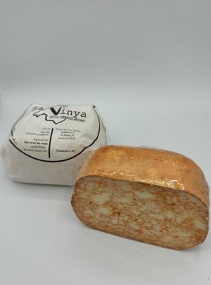 Formatge semicurat picant de llet crua de vaca, peça gran +/- 4 KG