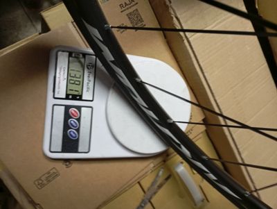 Ruota Posteriore Bici Da Corsa O Gravel Misura 12x142 Corpetto SRAM XDR Mavic Aksium freno a disco centerlock completo di copertone 700x28c , ruota con un paio d anni nuova ma rimanenza di magazzino ,