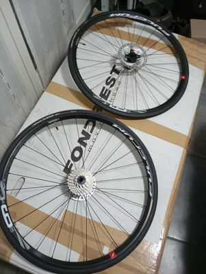 Coppia Ruote Nuove Per Bici Da Corsa Freno A Disco Fulcrum In alluminio Complete modello 900 race disc , smontate da bici niova e sostituite con ruote in carbonio per sfizio complete di tutto cassetta