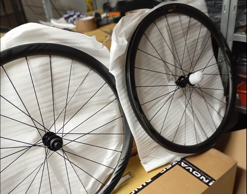 Coppia ruote nuove Gravel o bici corsa in carbonio freno a disco novatec r3 12x100 12x142 profilo 35mm canale interno 21mm tubeless ready peso 1.650 la coppia , corpetto Shimano