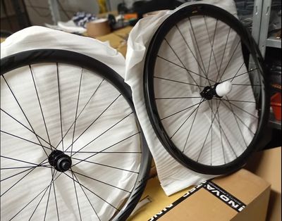 Coppia ruote nuove Gravel o bici corsa in carbonio freno a disco novatec r3 12x100 12x142 profilo 35mm canale interno 21mm tubeless ready peso 1.650 la coppia , corpetto Shimano