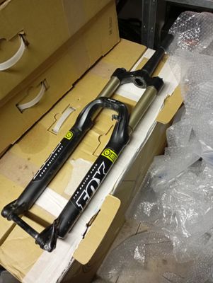 Forcella Fox 27,5 Perno Passante Non Boost 15x100 Steli Da 34mm Escurs 160mm Canotto 19,5cm