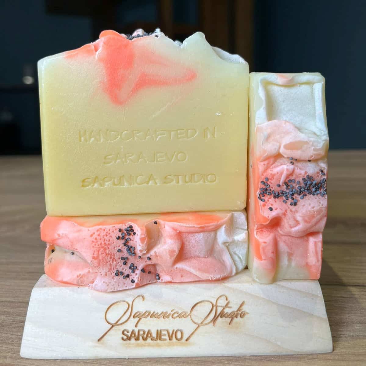 Arijana sapun (sok mrkve, kokosovo mlijeko, litsea cubeba, patchouli, palmarosa, morska bukovina) 100 g