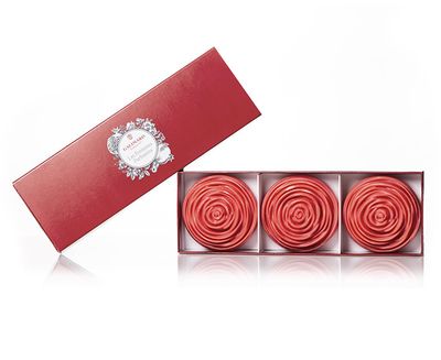 3 parfumierte Seifen von Galimard aus der Provence in Form einer Granatapfelblüte in einer elegante…