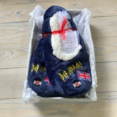 GIFT SET Def Leppard Slippers Womens 7 Calming FOOT SOAK Salt Mint Green Tea