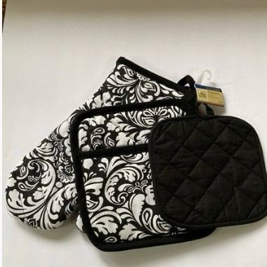 Oven Mitt with 2 Pot Holders Paisley Black and White Design Set 3 Pieces