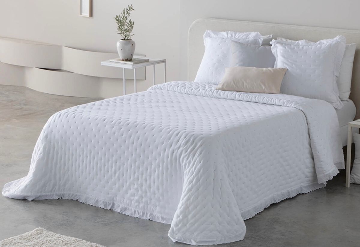 COLCHA ADELINA BLANCA (PARA CAMA DE 135 cm.)