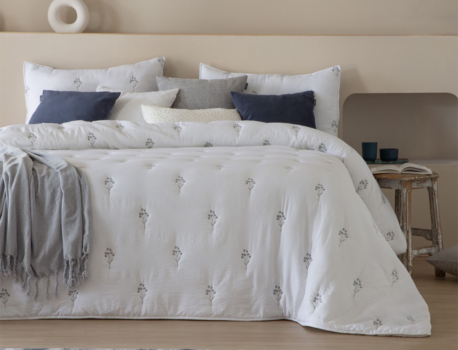 EDREDÓN NADINE BORDADO EN BEIGE (PARA CAMA DE 135 cm)