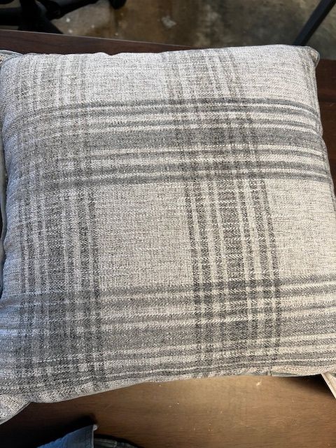 Oliver Home Lux Chenille Jacquard Decorative Pillow 18&quot;x18&quot;