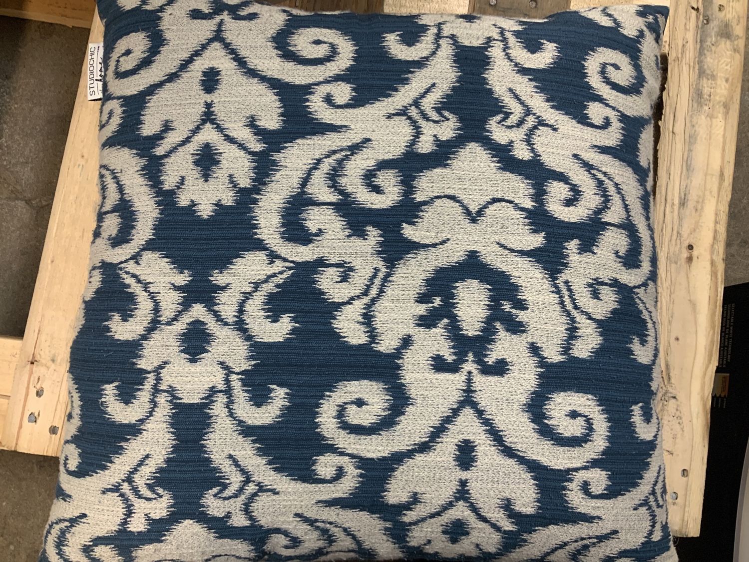 Decorative pillow Studio Chic , each
