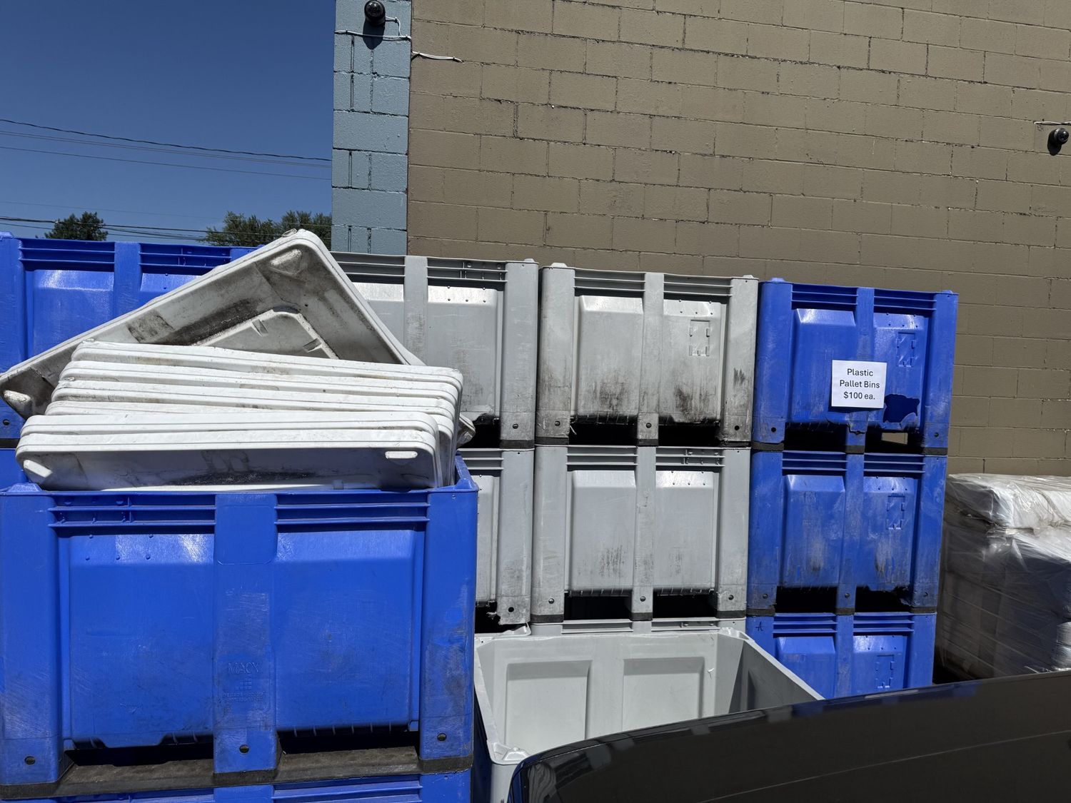 Large Plastic Tub with 4-legs- with Lid