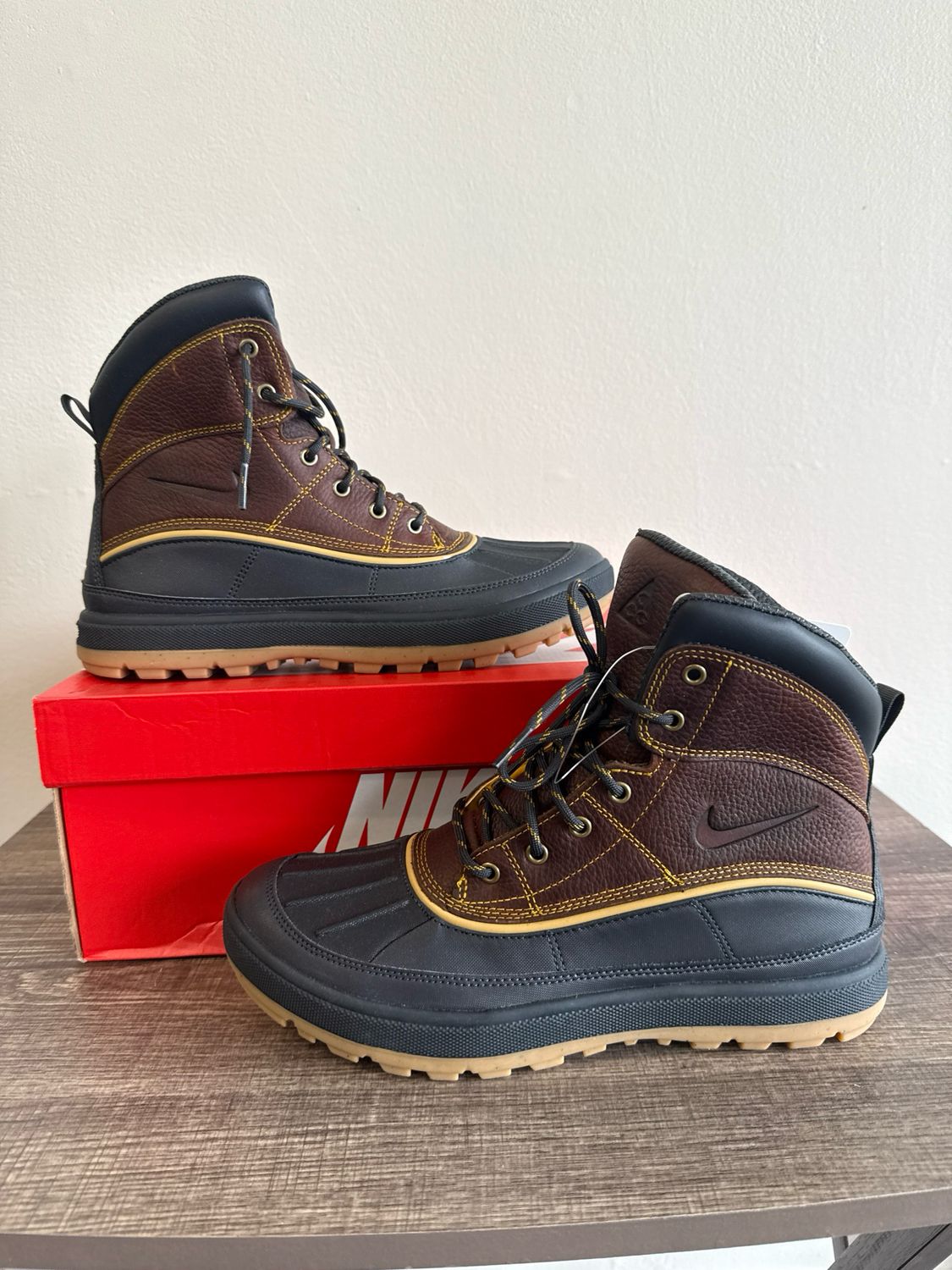 nike woodside 2 boot(used) box Sz 9