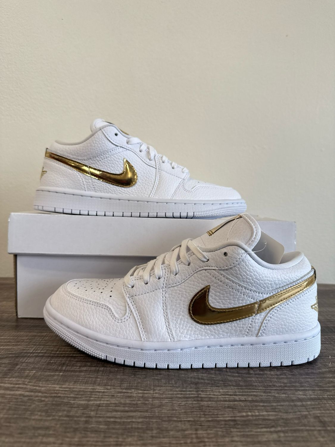 Nike Jordan 1 Low Wmns White Metallic Gold Sz 5